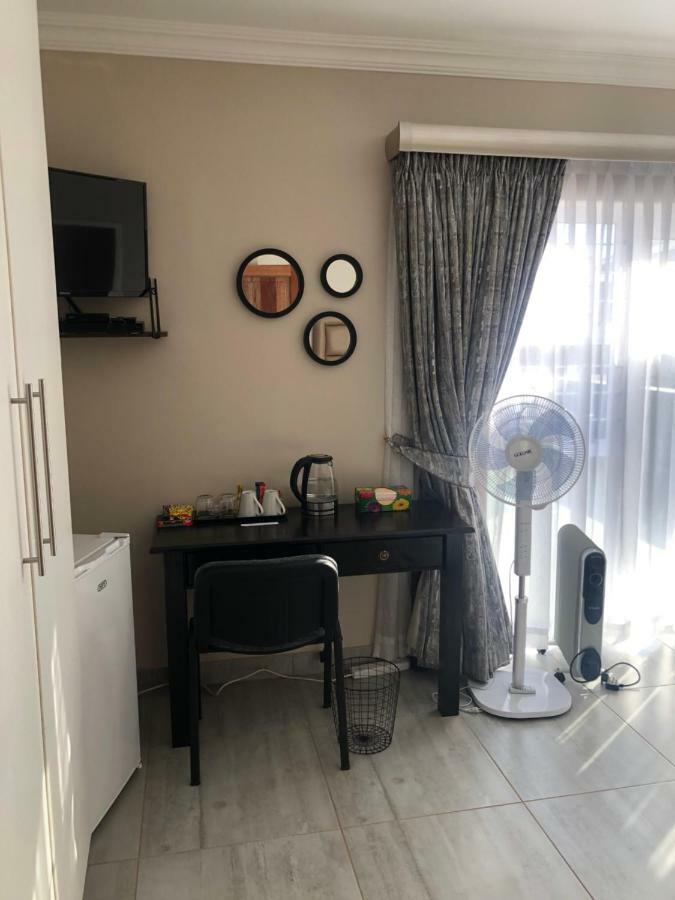 6 On Acacia Bed & Breakfast Johannesburg Bagian luar foto